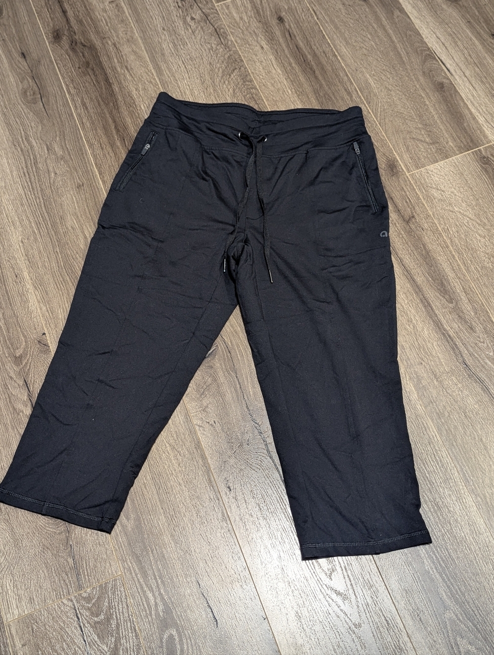 Hyba . Capri Pant - Black. Size M. Pockets. Stretchy Nylon Elastane. EUC.